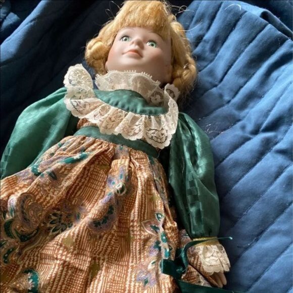 Porcelain Victorian Doll with green and brown dress, including shoes - Picture 6 of 10